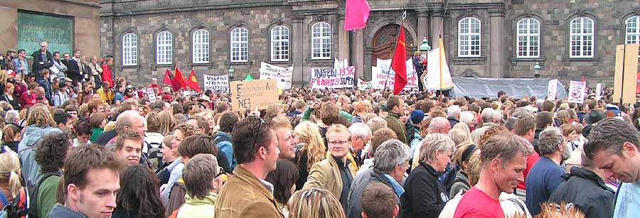 Slotspladsen blev gradvis fyldt op af demonstranter med en stemning i top!